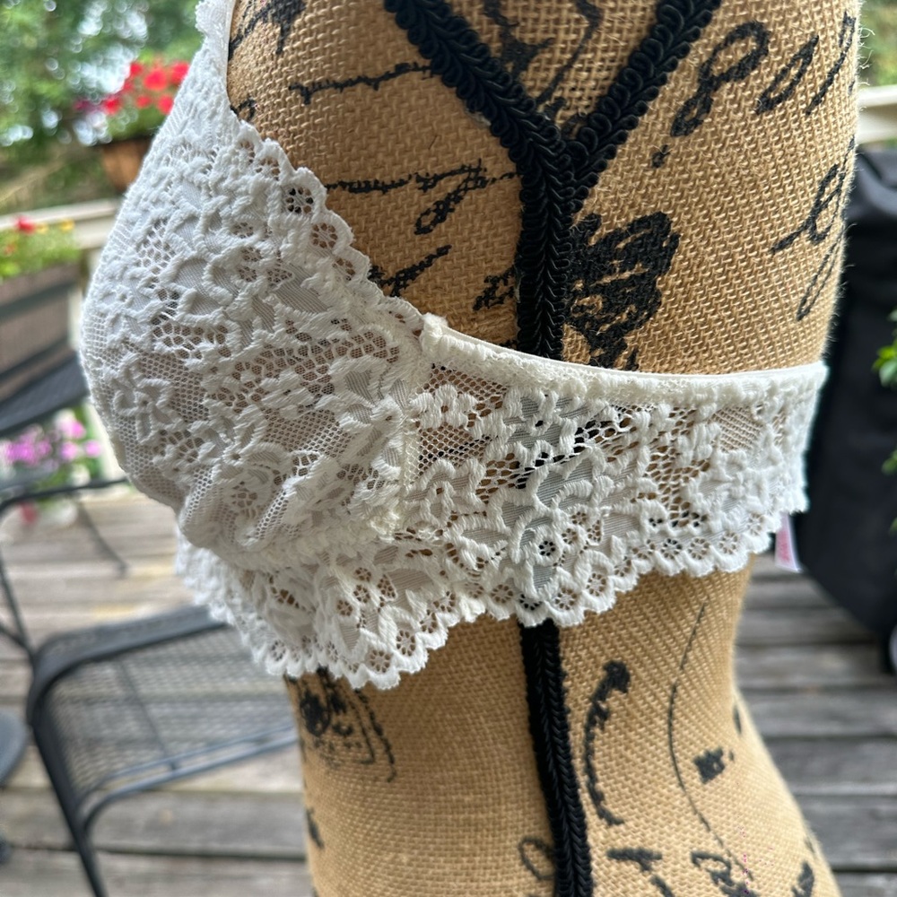 Elegant White Lace Bralette - image 2